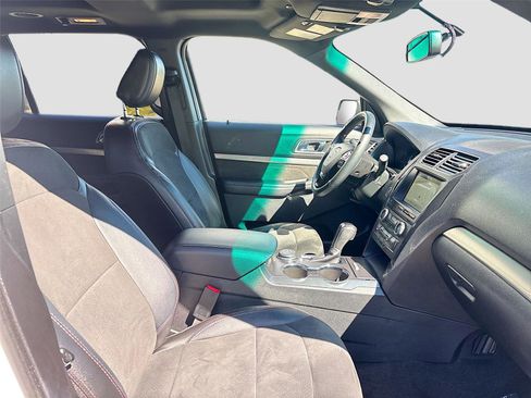 Used 2018 Ford Explorer XLT w/ Equipment Group 202A image 33