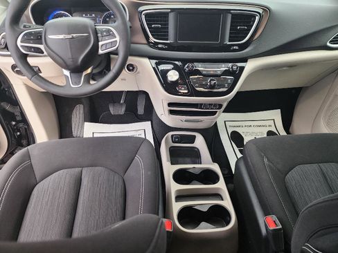 Used 2023 Chrysler Pacifica Touring image 17