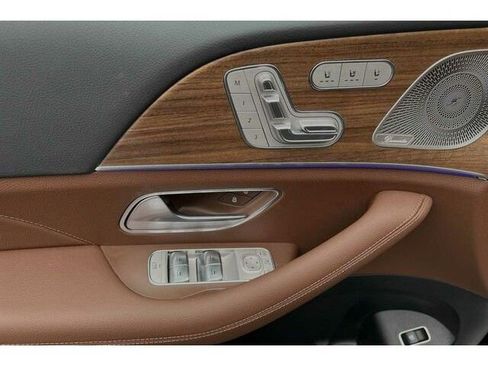 Used 2024 Mercedes-Benz GLS 450 4MATIC image 7