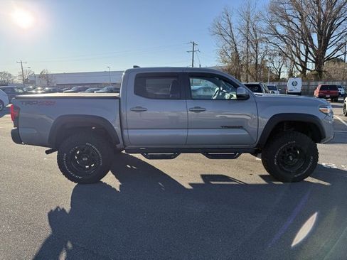 Used 2018 Toyota Tacoma TRD Off-Road image 11