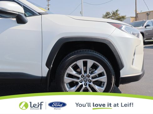 Used 2021 Toyota RAV4 XLE Premium image 18