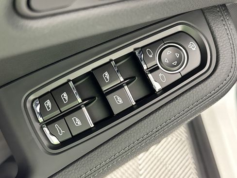 Used 2025 Porsche Macan image 13