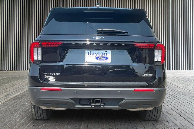 Used 2025 Ford Explorer Active AWD/4WD image 4