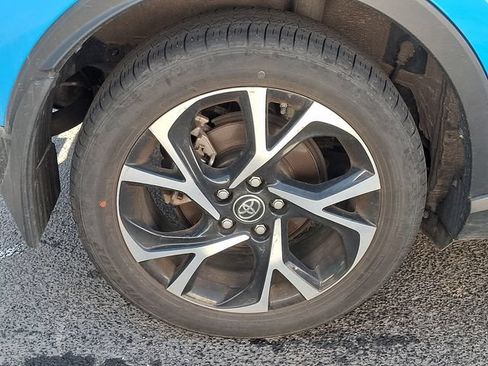 Used 2019 Toyota C-HR XLE FWD image 5