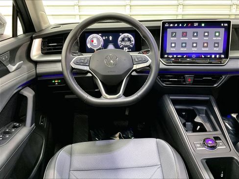 Used 2025 Volkswagen Tiguan SE w/ Panoramic Sunroof Package image 8