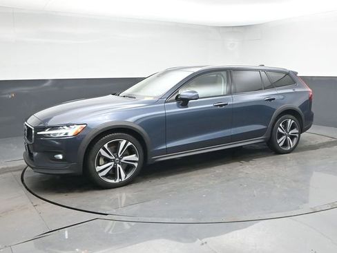 Used 2023 Volvo V60 B5 Cross Country Plus image 4