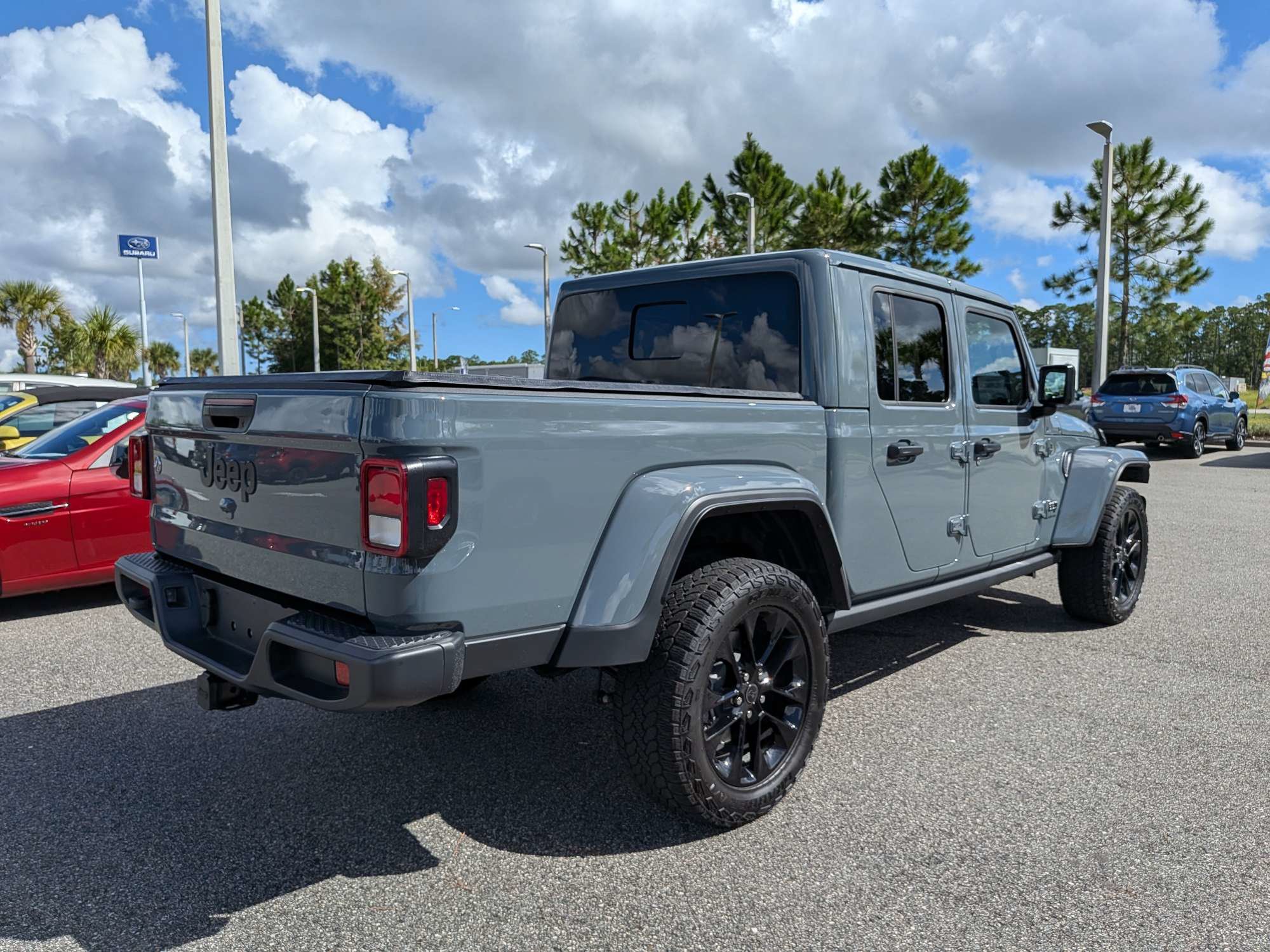 Used 2025 Jeep Gladiator Sport AWD/4WD image 4