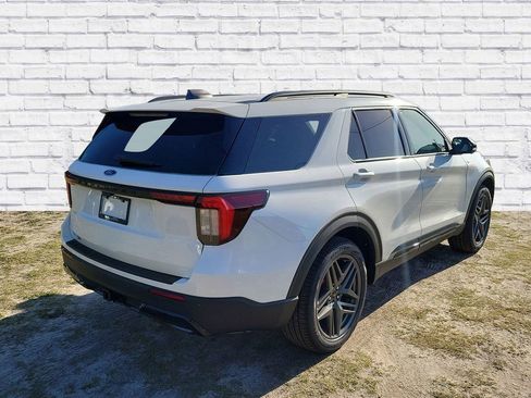 New 2026 Ford Explorer ST-Line image 2