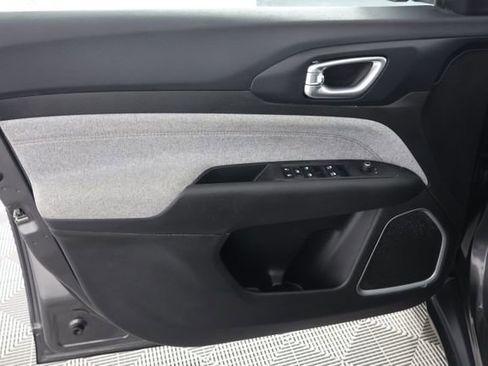 Used 2023 Jeep Compass Latitude image 25