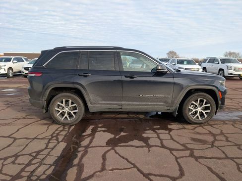 Used 2023 Jeep Grand Cherokee Limited image 7