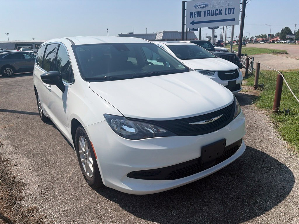 Used 2024 Chrysler Voyager LX FWD image 7