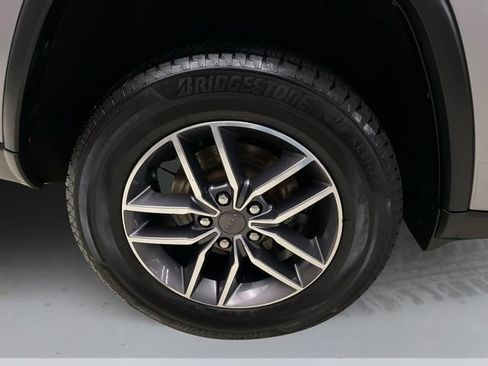 Used 2019 Jeep Grand Cherokee Laredo w/ 18" Wheel & 8.4" Radio Group AWD/4WD image 17