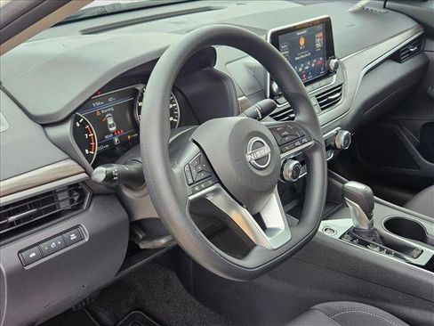 Used 2025 Nissan Altima 2.5 SV image 9