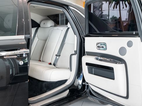 Used 2018 Rolls-Royce Ghost image 33