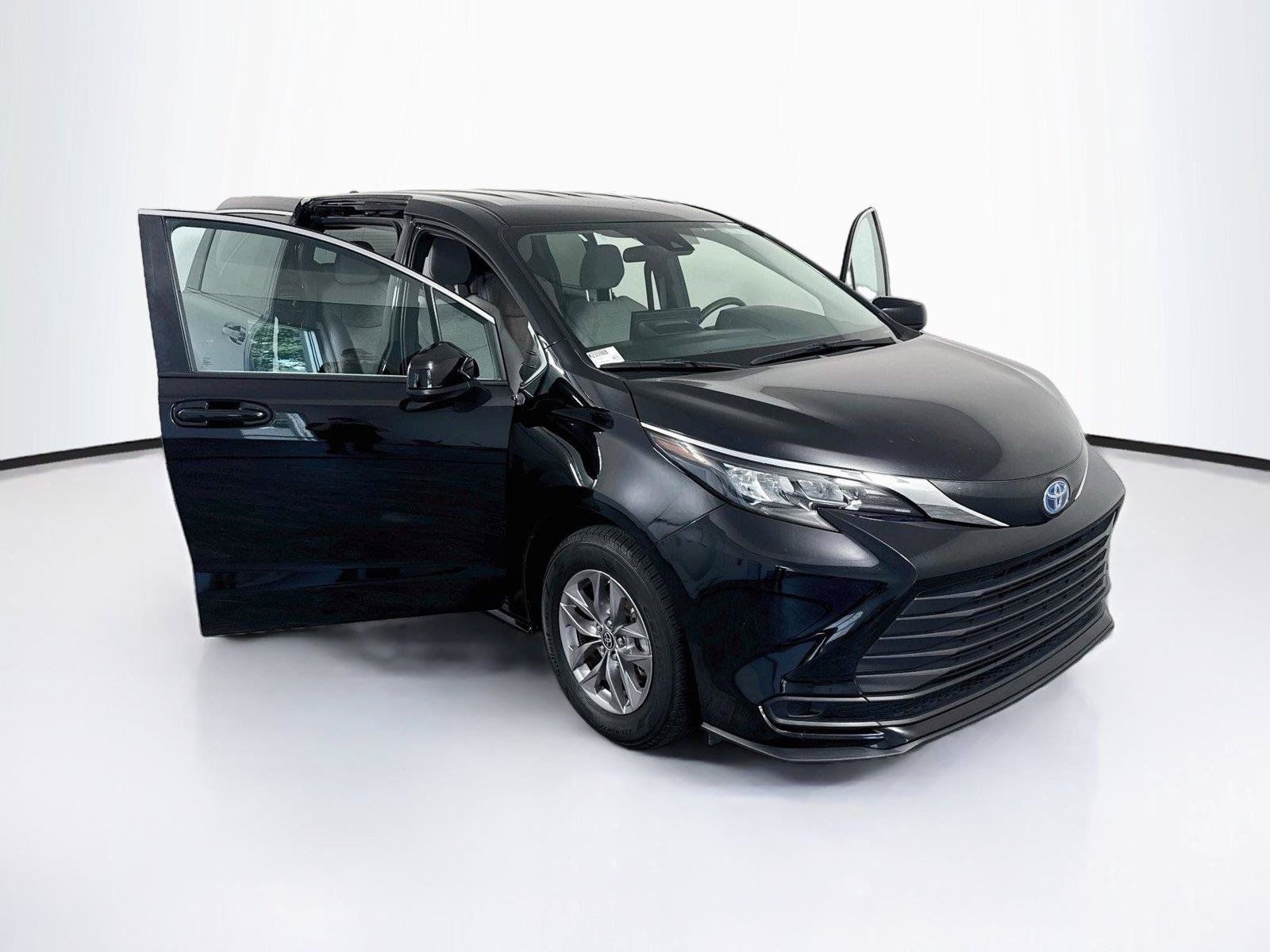 Used 2025 Toyota Sienna LE FWD image 43