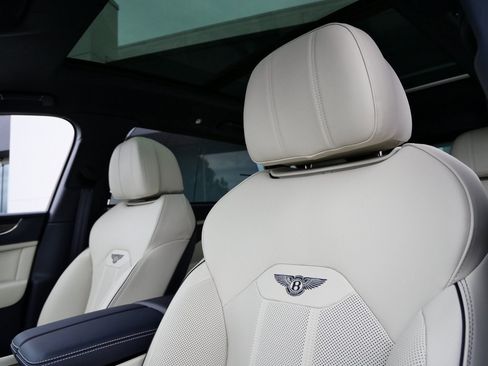 New 2025 Bentley Bentayga Extended Wheelbase image 17