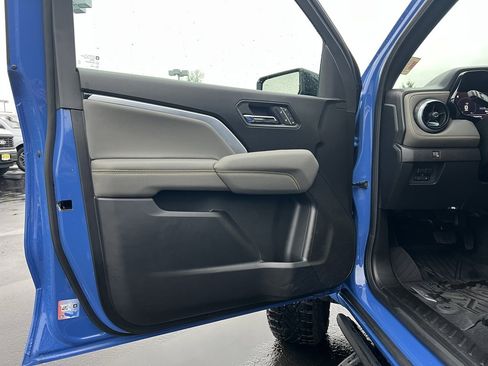 Used 2025 Chevrolet Colorado ZR2 w/ Technology Package image 14