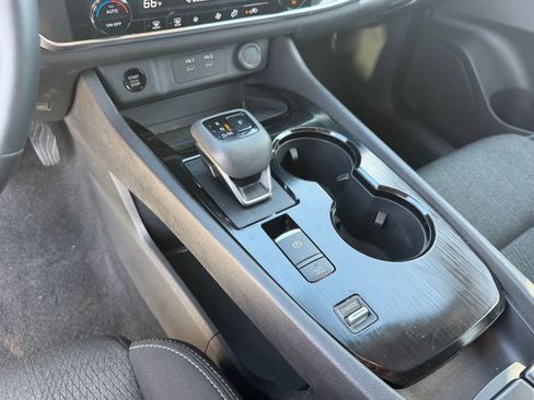 Used 2025 Nissan Rogue SV image 21