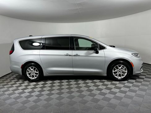 Used 2024 Chrysler Pacifica Touring-L image 4