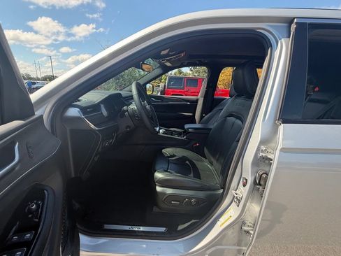 Used 2023 Jeep Grand Cherokee Overland AWD/4WD image 37