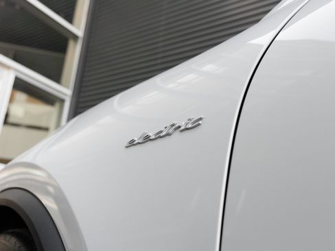 Certified 2024 Porsche Macan 4 Electric AWD/4WD image 13
