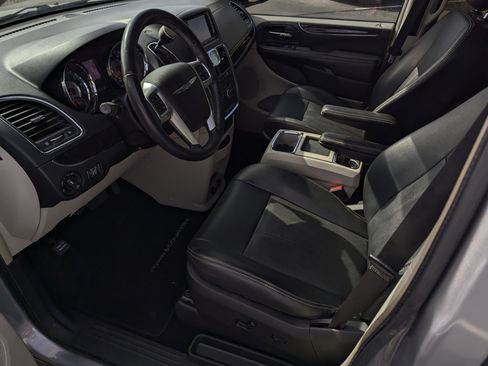 Used 2013 Chrysler Town & Country Touring image 11