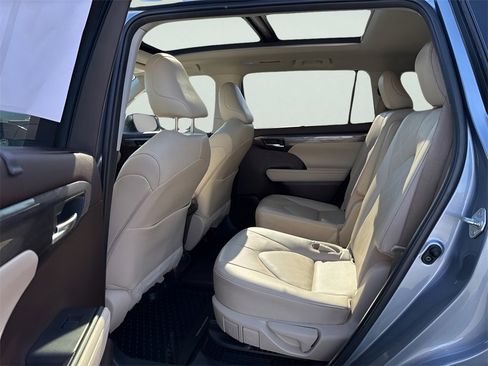 Used 2021 Toyota Highlander Platinum image 20