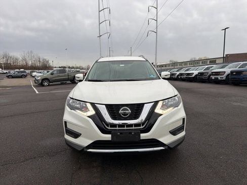 Used 2018 Nissan Rogue SV image 2