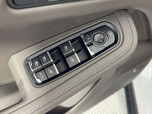 Certified 2026 Porsche Macan AWD/4WD image 13