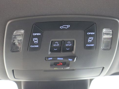 Used 2022 Toyota Sienna XSE image 25