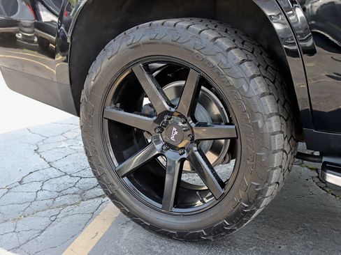 Used 2021 Chevrolet Tahoe LT w/ LT Signature Plus Package AWD/4WD image 6
