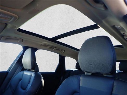 Used 2022 Volvo XC60 B5 Momentum image 14