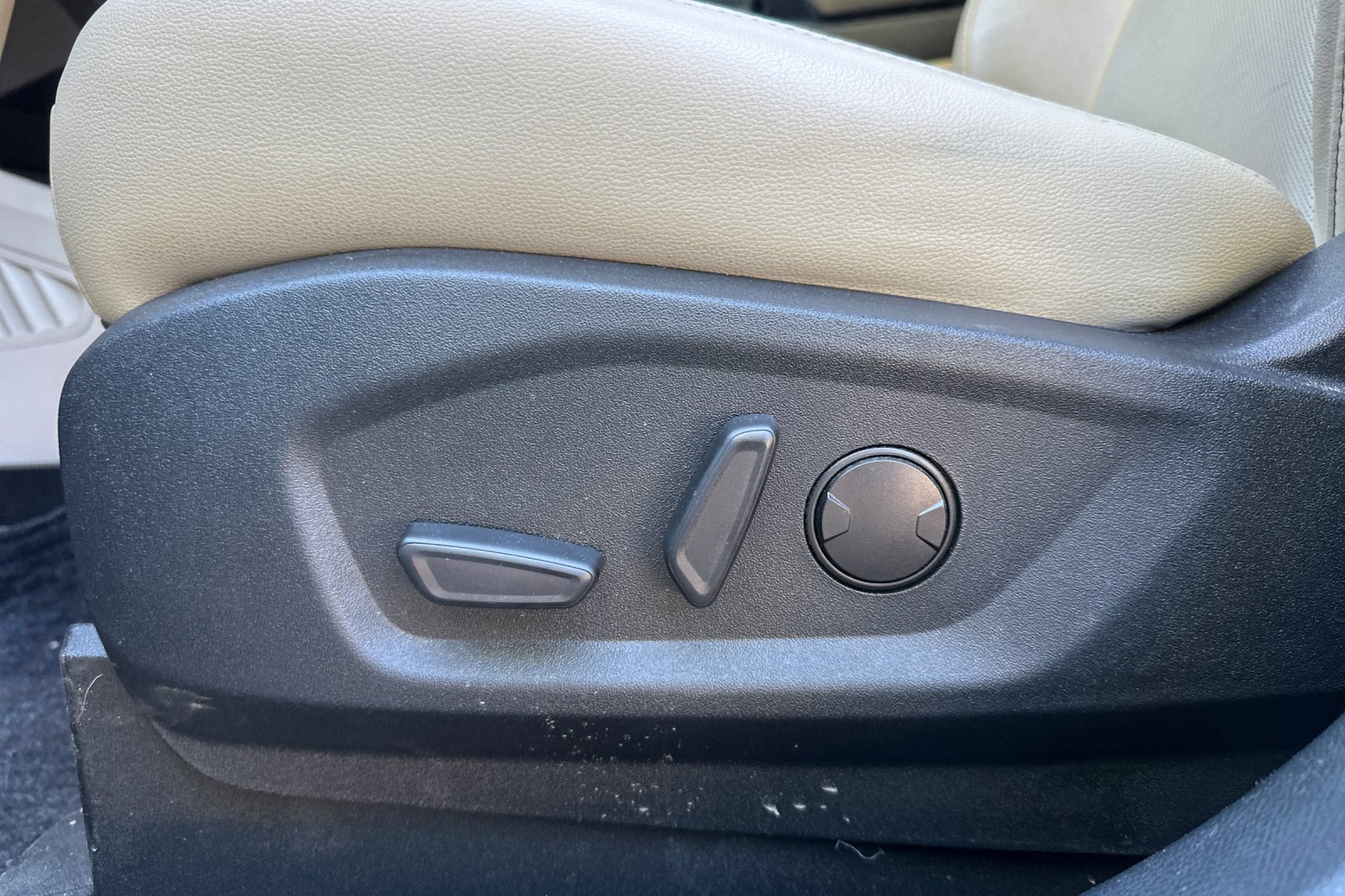 Used 2020 Ford Edge Titanium FWD image 13