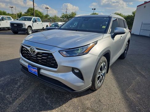 Used 2022 Toyota Highlander XLE image 4