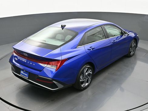Certified 2025 Hyundai Elantra SEL image 33