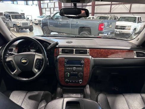Used 2013 Chevrolet Suburban LT w/ Luxury Package AWD/4WD image 18