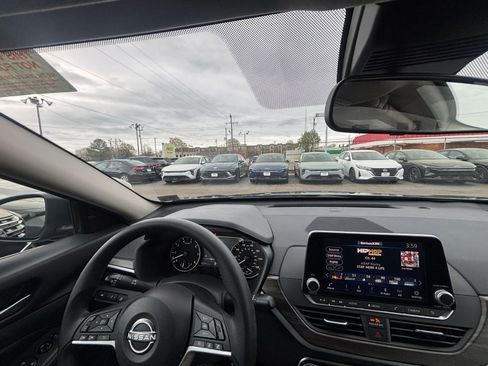 Used 2025 Nissan Altima 2.5 SV FWD image 35
