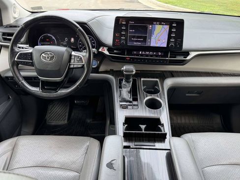 Used 2021 Toyota Sienna Limited FWD image 3