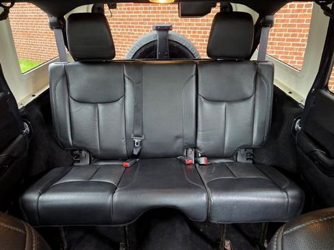 Used 2017 Jeep Wrangler Unlimited Sahara AWD/4WD image 8