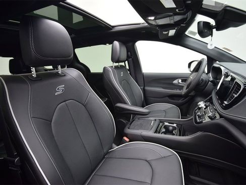 New 2026 Chrysler Pacifica Limited w/ S Appearance Package image 18