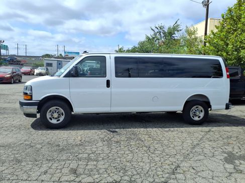 Used 2025 Chevrolet Express 3500 LT w/ LT Preferred Equipment Group RWD image 4
