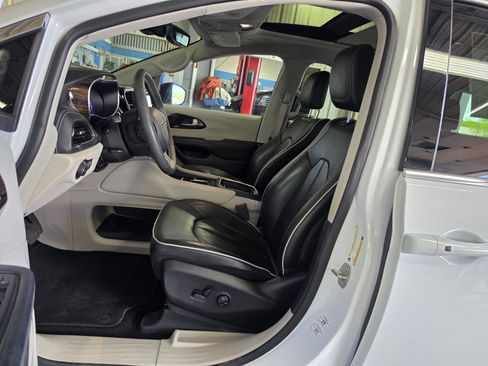 Used 2024 Chrysler Pacifica Limited FWD image 4