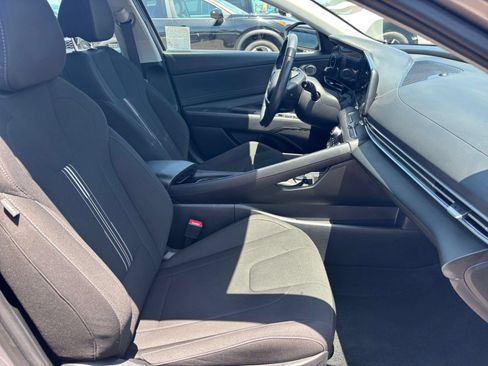 Used 2025 Hyundai Elantra SEL FWD image 37