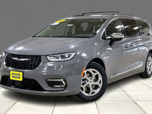 Used 2023 Chrysler Pacifica Limited image 2