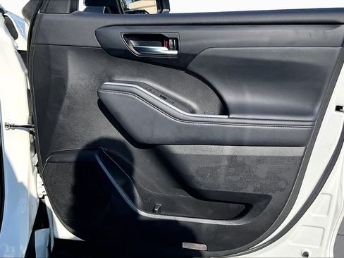 Used 2022 Toyota Highlander XLE FWD image 21