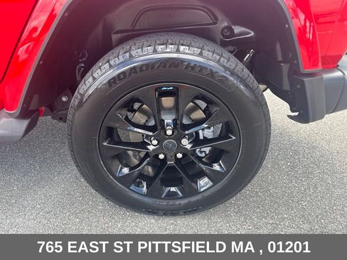 Used 2024 Jeep Wrangler Unlimited Sahara w/ Technology Group AWD/4WD image 29