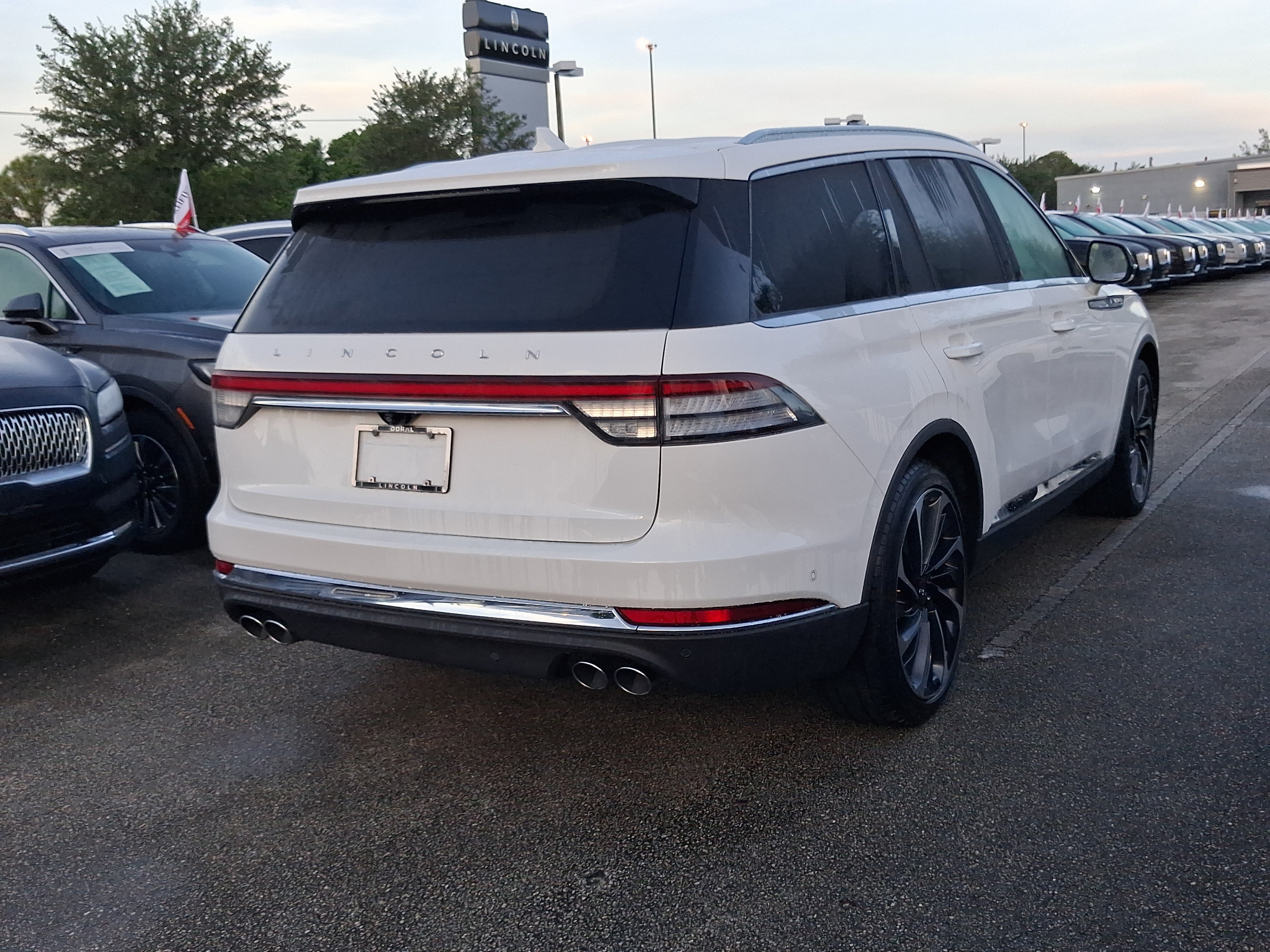 Used 2020 Lincoln Aviator Reserve w/ Equipment Group 201A RWD image 4