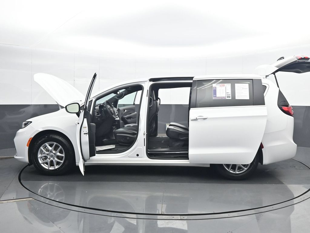 Used 2025 Chrysler Pacifica Select FWD image 37