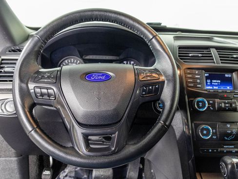 Used 2019 Ford Explorer XLT image 27