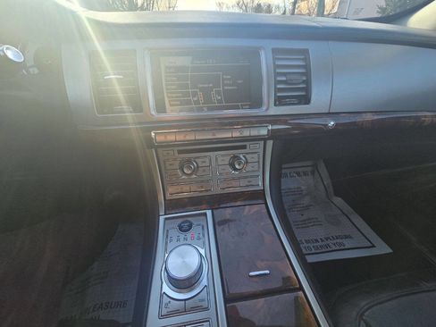 Used 2011 Jaguar XF image 13